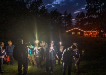 Gruppo di persone di notte durante una camminta