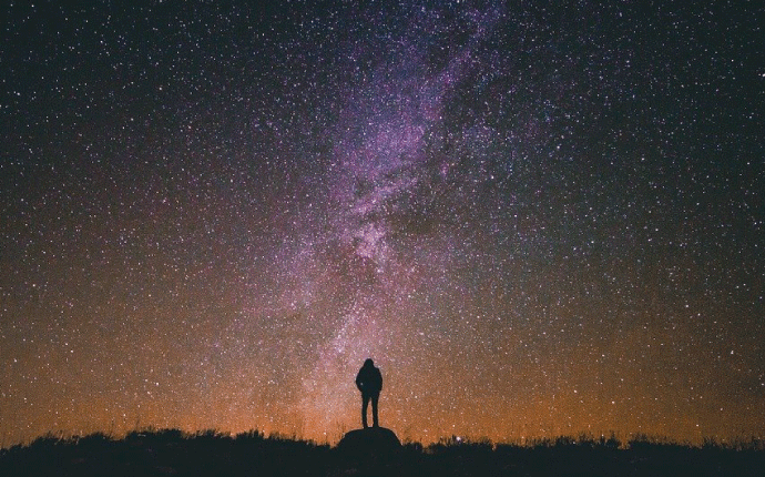 Uomo che osserva il cielo stellato