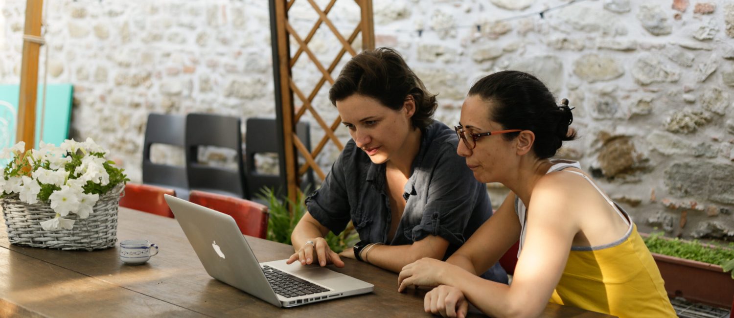 Due donne guardano il computer